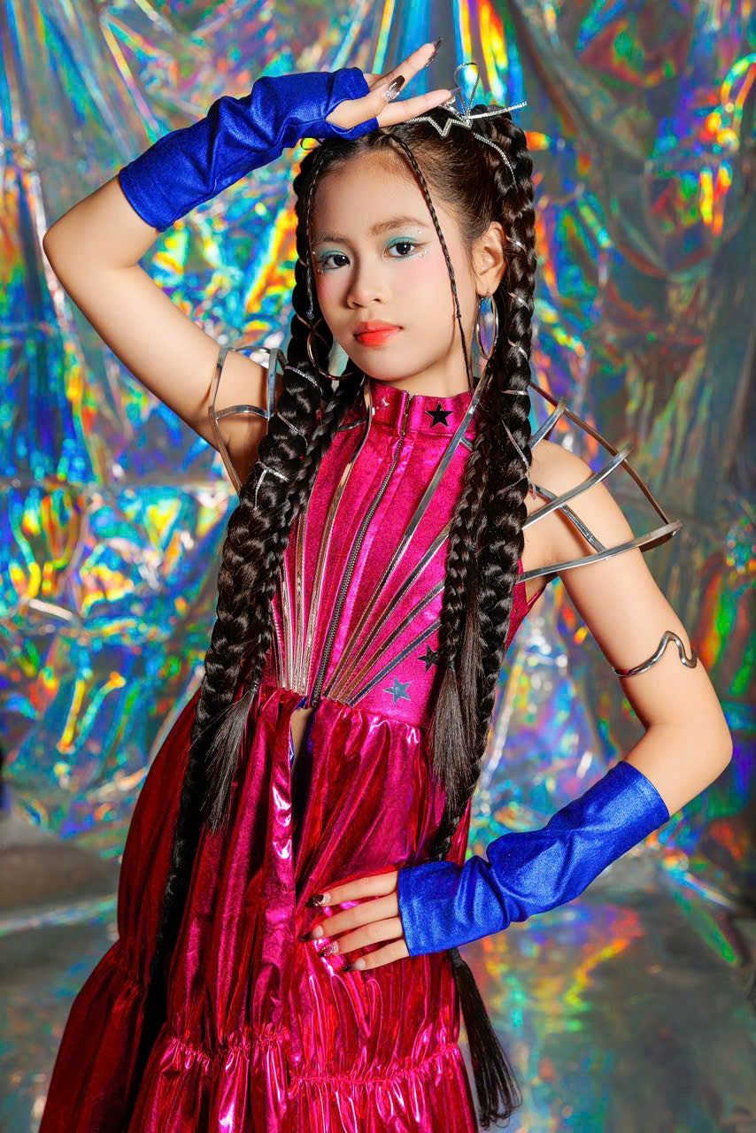 1y.986.dana-dan-anh-mau-nhi-NTK-Givan-tran-bts-vuot-gioi-han-breakthrough-2026-sspotlight.vn-truyen-thong-spotlight-viet-nam-