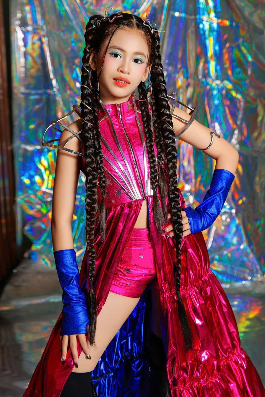 1y.986.dana-dan-anh-mau-nhi-NTK-Givan-tran-bts-vuot-gioi-han-breakthrough-2026-sspotlight.vn-truyen-thong-spotlight-viet-nam- 8