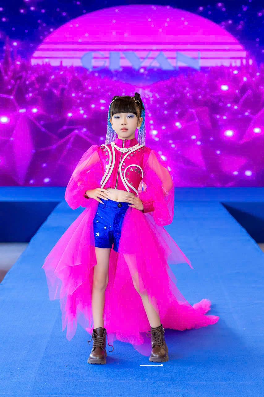 1y.989.mau-nhi-mai-huynh-NTK-Givan-tran-bts-vuot-gioi-han-breakthrough-2026-sspotlight.vn-truyen-thong-spotlight-viet-nam- 3