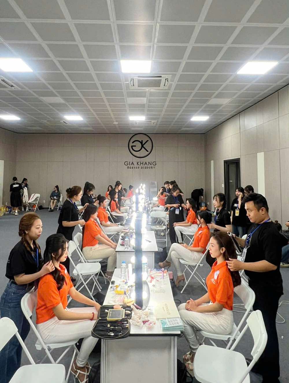 1a.309.MUA-make-up-artist-Gia-Khang-academy-truyen-thong-spotlight-vietnam-00001