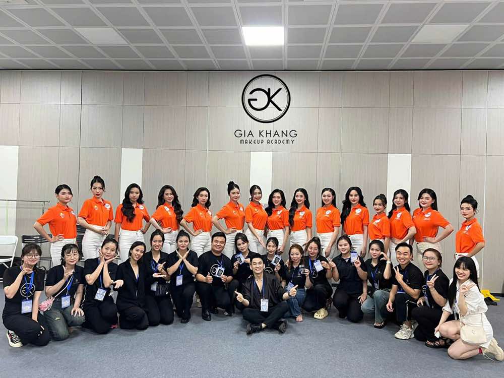 1a.309.MUA-make-up-artist-Gia-Khang-academy-truyen-thong-spotlight-vietnam-00002