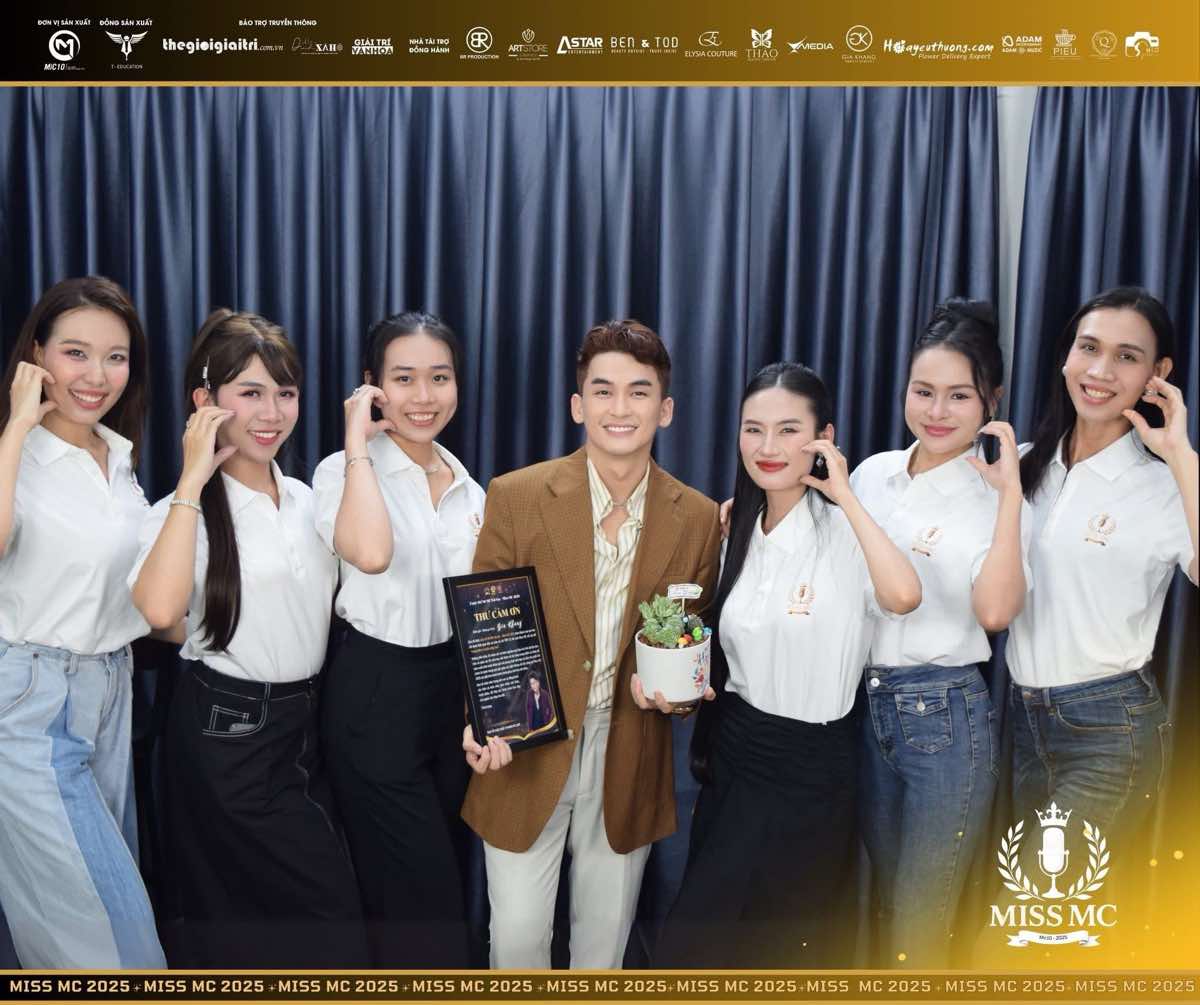 1a.310.MUA-make-up-artist-Gia-Khang-academy-truyen-thong-spotlight-vietnam-00013