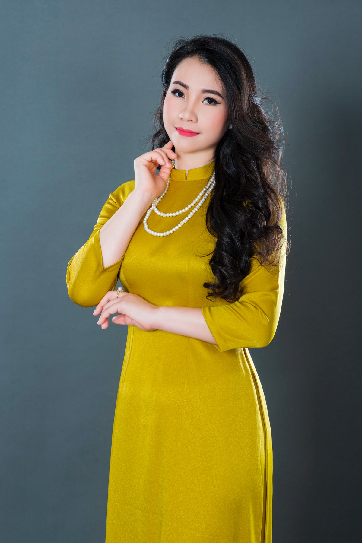 540.Nguyen-Thi-Doan-Mrs-di-san-ao-dai-phu-nu-Vietn-nam-qua-anh-20248