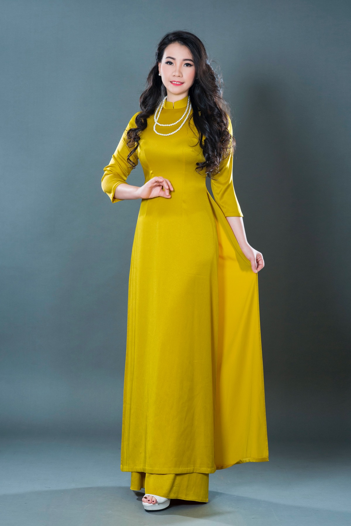 540.Nguyen-Thi-Doan-Mrs-di-san-ao-dai-phu-nu-Vietn-nam-qua-anh-20249