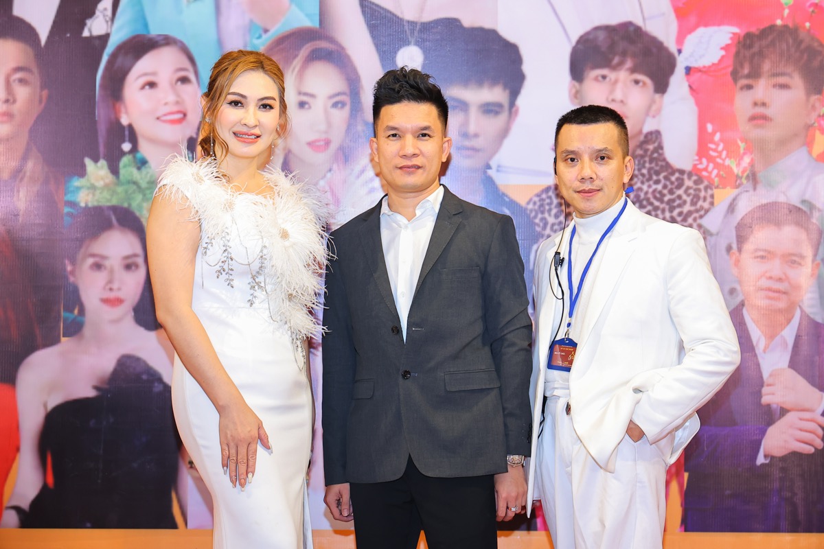 Ảnh từ trái qua: Á hậu - CEO Thanh Nhã, Mr. Thế Anh và Nhà sản xuất chương trình Hồ Viết Cường 