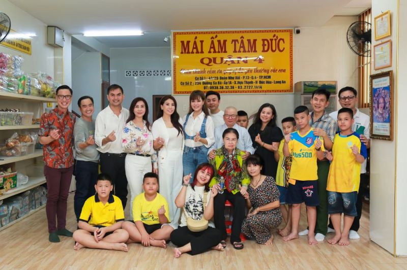 Gia đ&igrave;nh diễn vi&ecirc;n L&yacute; Hương c&ugrave;ng nh&oacute;m Nghệ sĩ y&ecirc;u thiện nguyện gh&eacute; thăm m&aacute;i ấm T&acirc;m Đức