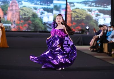 Mẫu nhí Vũ Phương Thảo tham gia nhiều sàn diễn thời trang dịp Giáng sinh
