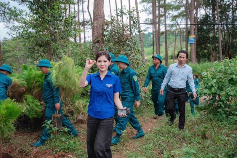 Hoa hậu Trần Thị Mỹ Linh diện áo xanh tình nguyện cùng các chiến sĩ trồng cây