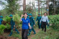 Hoa hậu Trần Thị Mỹ Linh diện áo xanh tình nguyện cùng các chiến sĩ trồng cây