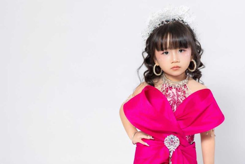 Kh&aacute;nh Băng toả s&aacute;ng với vai tr&ograve; Vedette PINK ROYALE