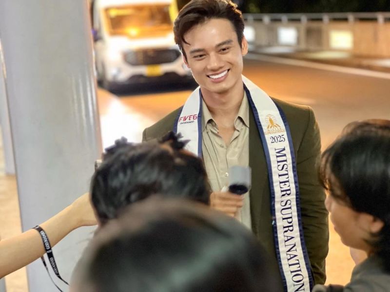 Fan đến s&acirc;n bay từ sớm, tiễn Minh Khắc sang Ba Lan thi Mister Supranational 2025