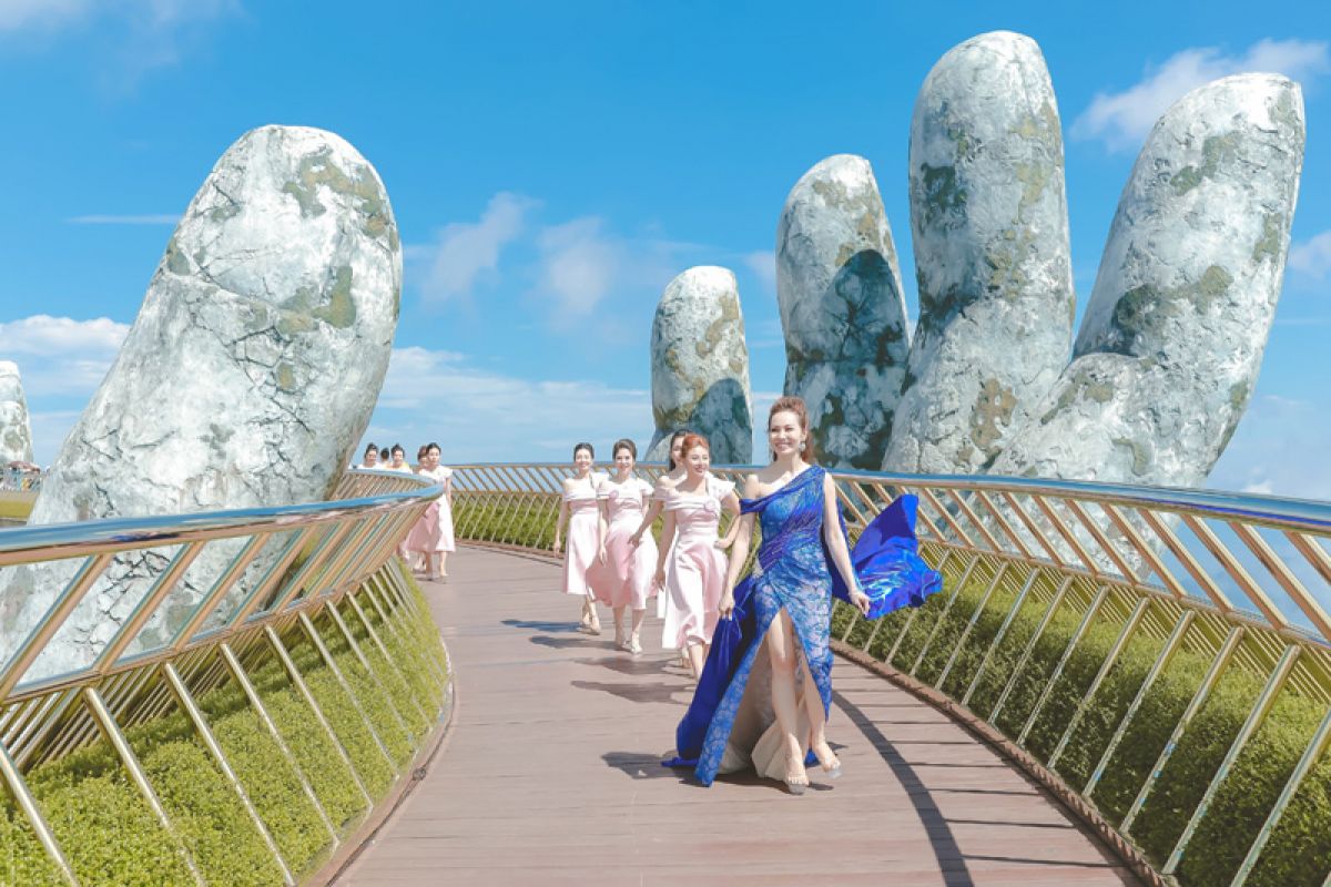 Dàn thí sinh Nữ hoàng doanh nhân đất Việt thả dáng trong phần thi thời trang