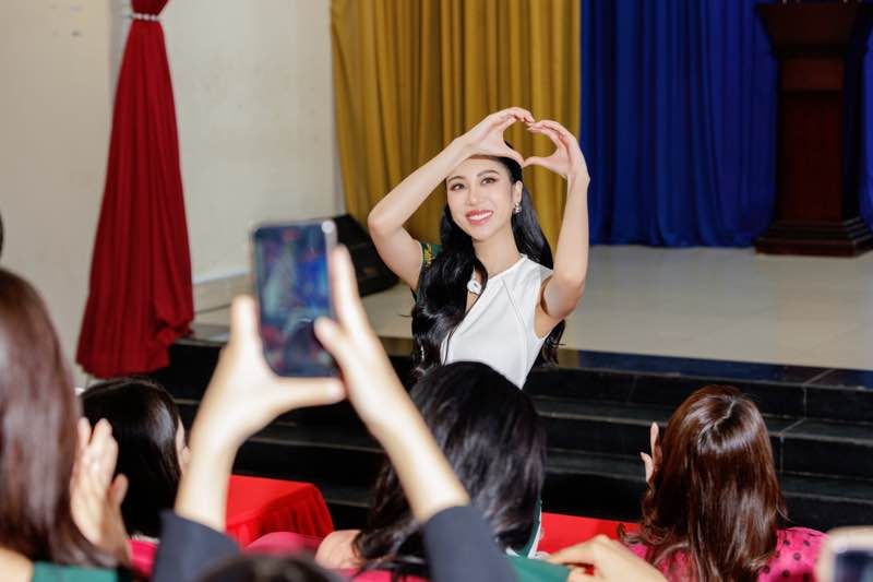 Th&iacute; sinh Miss Earth 2023 trao đổi về vấn đề m&ocirc;i trường với sinh vi&ecirc;n