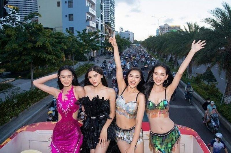 Tranh c&atilde;i th&iacute; sinh Miss World Việt Nam ăn mặc hở diễu h&agrave;nh tr&ecirc;n xe bus