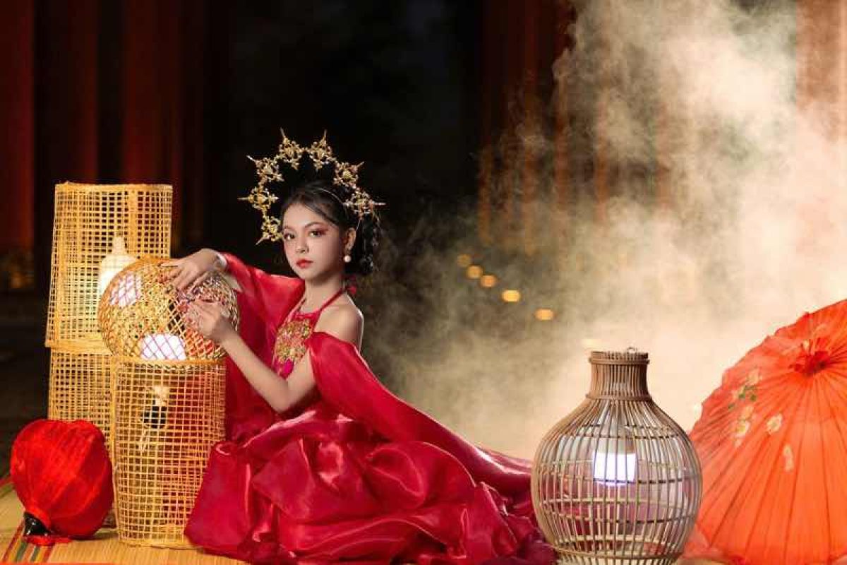 B&Ugrave;I HỒNG HẠNH KI&Ecirc;U SA TRONG BST ''THU SON''