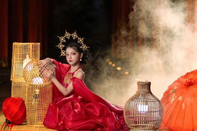 B&Ugrave;I HỒNG HẠNH KI&Ecirc;U SA TRONG BST ''THU SON''