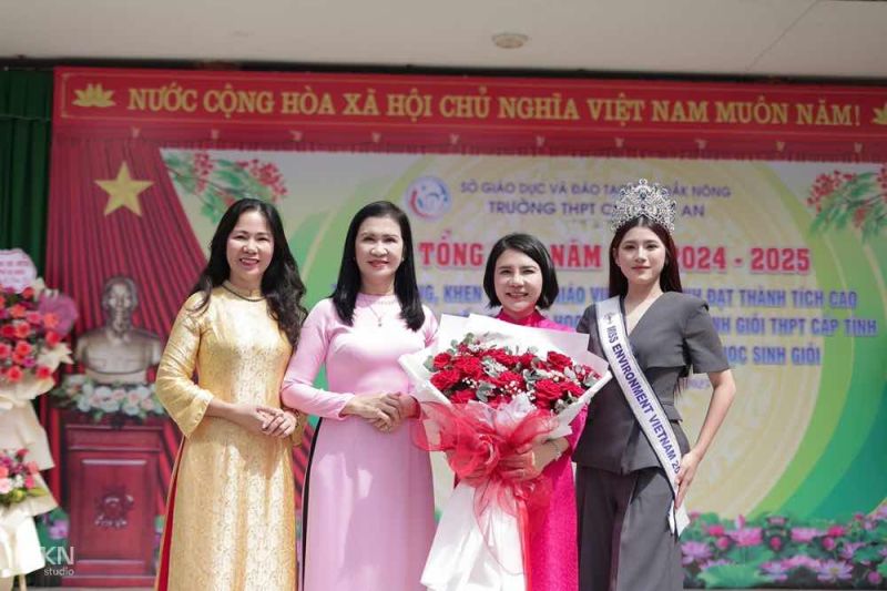 Hoa hậu Trần Thị Mỹ Linh về trường THPT Chu Văn An trao học bổng