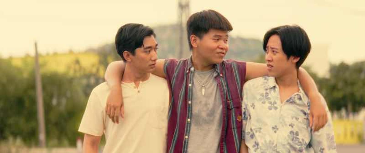 EKIP &ldquo;MỘT THỜI TA Đ&Atilde; Y&Ecirc;U&rdquo; TUNG PHIM HẬU TRƯỜNG VỀ &ldquo;M&Ugrave;A H&Egrave; NĂM ẤY&rdquo;: H&Eacute; LỘ T&Iacute;NH C&Aacute;CH BỘ BA 18 TUỔI TRONG QU&Aacute; KHỨ