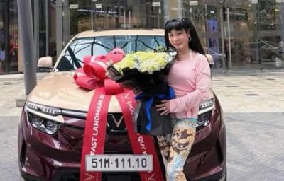 Nghệ sĩ Uy&ecirc;n Thảo lan tỏa gi&aacute; trị c&ocirc;ng nghệ Việt với lựa chọn xe điện VinFast