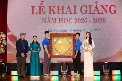 Hoa hậu Trâm Anh gây chú ý trong ngày khai giảng năm học mới tại Học viện Phụ nữ Việt Nam