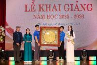 Hoa hậu Trâm Anh gây chú ý trong ngày khai giảng năm học mới tại Học viện Phụ nữ Việt Nam