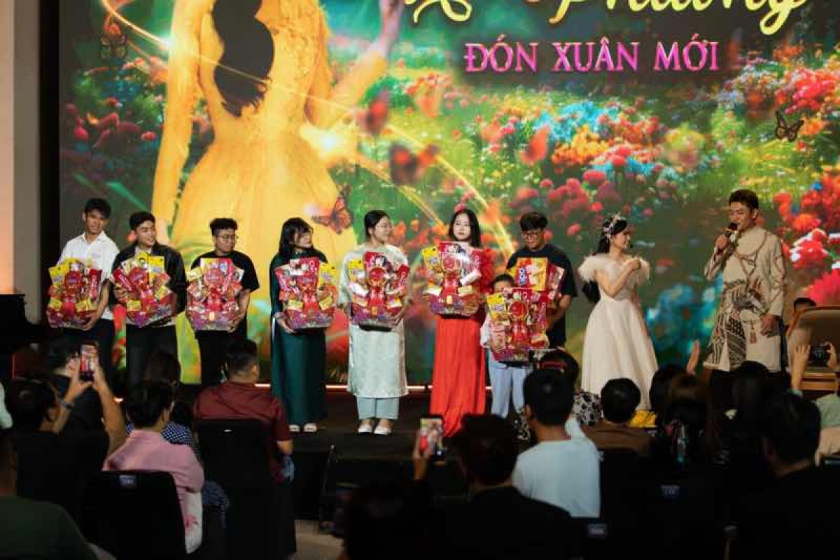 &lsquo;Nữ ca sĩ tỉ ph&uacute;&rsquo; H&agrave; Phương trực tiếp trao l&igrave; x&igrave; v&agrave; qu&agrave; Tết cho trẻ em mồ c&ocirc;i do Covid ngay tr&ecirc;n s&acirc;n khấu Giao thừa