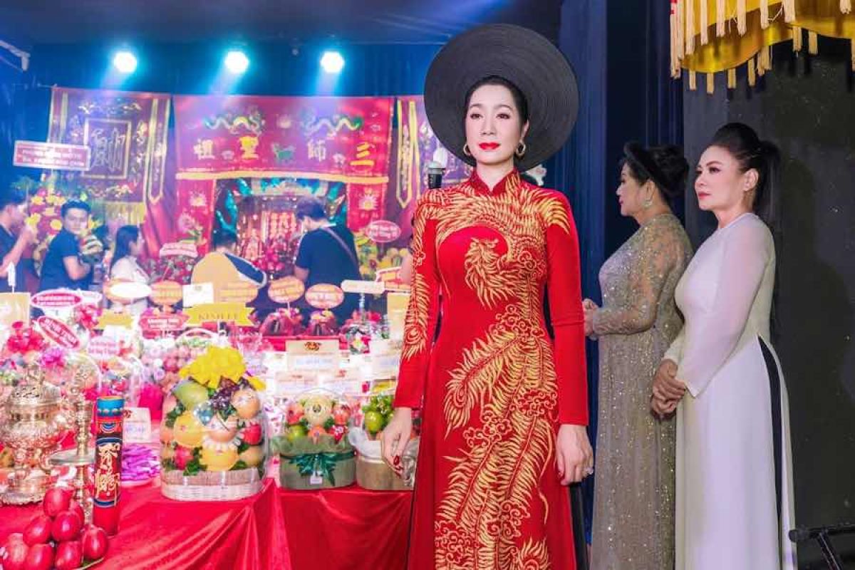 NSND Trịnh Kim Chi d&ugrave;ng 360 triệu tiền c&uacute;ng Tổ để gi&uacute;p b&agrave; con v&ugrave;ng lũ lụt