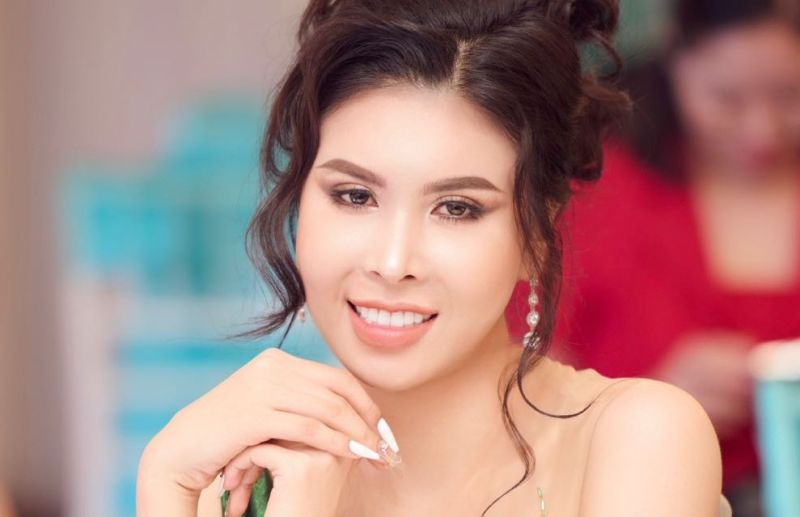 &Aacute; hậu Trần Phương Nghi gợi cảm, khoe ch&acirc;n d&agrave;i t&aacute;i xuất l&agrave;m gi&aacute;m khảo