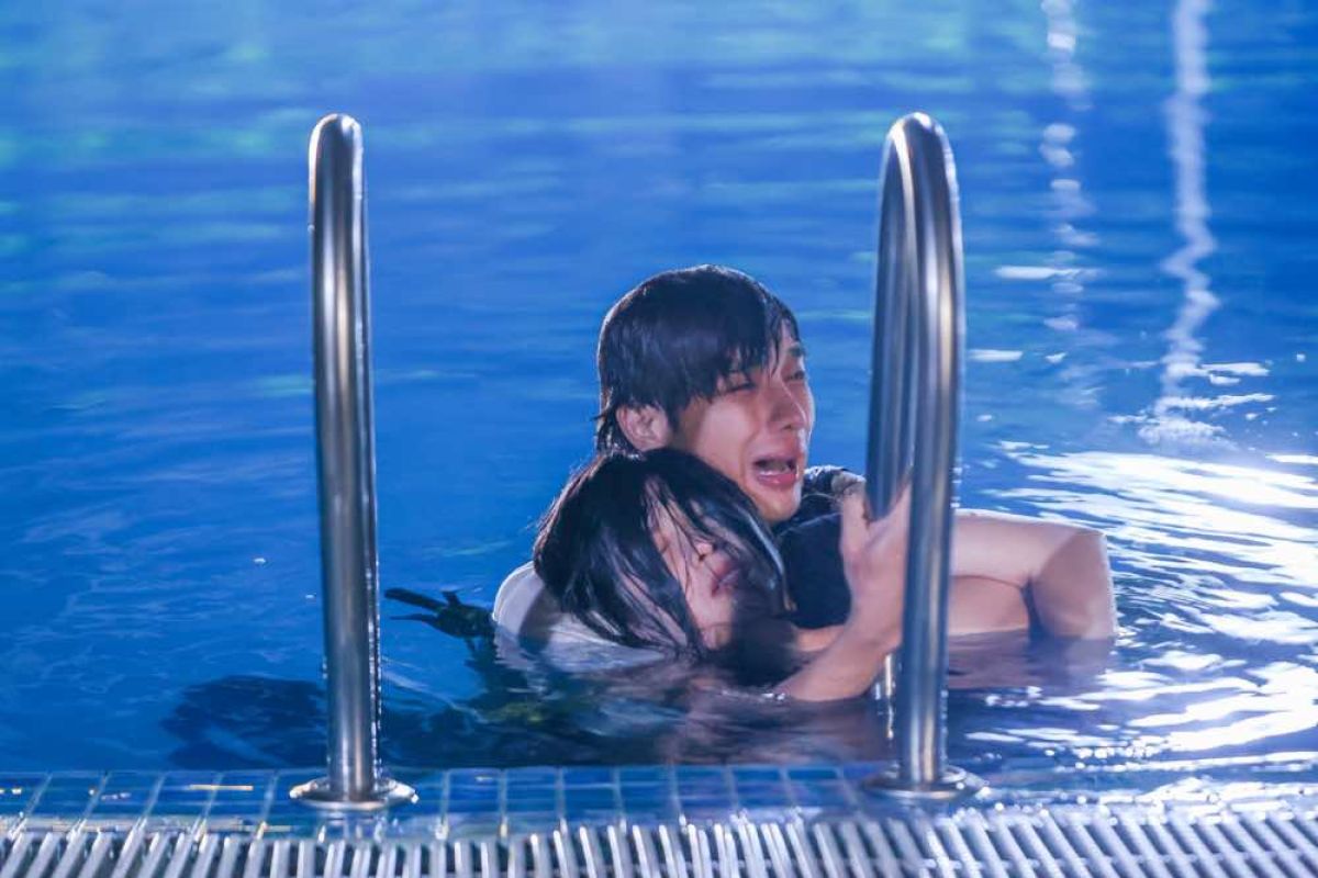 L&ecirc; Kh&aacute;nh phải vượt qua nỗi sợ để ho&agrave;n th&agrave;nh cảnh quay dưới hồ bơi s&acirc;u nguy hiểm