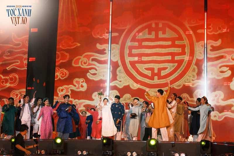T&oacute;c Xanh Vạt &Aacute;o ch&iacute;nh thức ghi dấu ấn với m&ugrave;a VI: hơn 1.000 bạn trẻ mặc Việt Phục