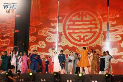 T&oacute;c Xanh Vạt &Aacute;o ch&iacute;nh thức ghi dấu ấn với m&ugrave;a VI: hơn 1.000 bạn trẻ mặc Việt Phục