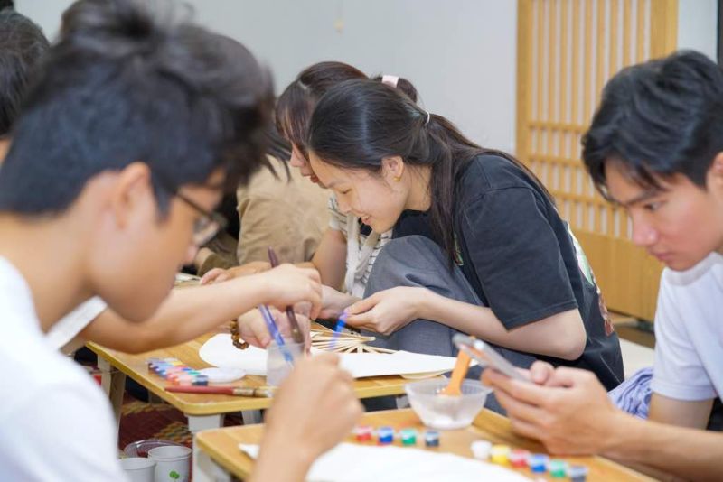 Họa Sắc Lưu Phong: Người trẻ kh&aacute;m ph&aacute; vẻ đẹp quạt giấy Ch&agrave;ng Sơn
