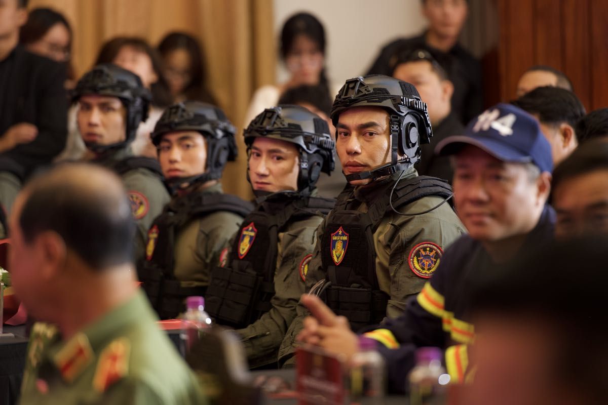 Dàn nghệ sĩ đình đám nhập vai chiến sĩ CAND