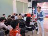 MC Dương Hồng Ph&uacute;c nhiệt t&igrave;nh chia sẻ c&ugrave;ng sinh vi&ecirc;n