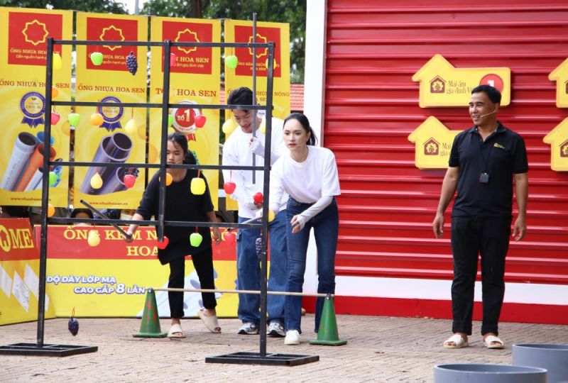 Hoa hậu Hương Giang v&agrave; người mẫu Ph&uacute; Cường g&oacute;p sức mang về 105 triệu đồng cho c&aacute;c em nhỏ mồ c&ocirc;i