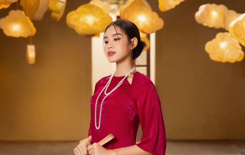 Hoa hậu Đỗ H&agrave; diện &aacute;o d&agrave;i dạo phố xu&acirc;n H&agrave; Th&agrave;nh  trước thềm Tết nguy&ecirc;n đ&aacute;n