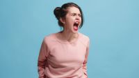 Chồng mới mất 2 ng&agrave;y th&igrave; mẹ chồng l&eacute;n l&uacute;t giấu chiếc hộp lạ, t&ocirc;i uất nghẹn khi thấy thứ b&ecirc;n trong