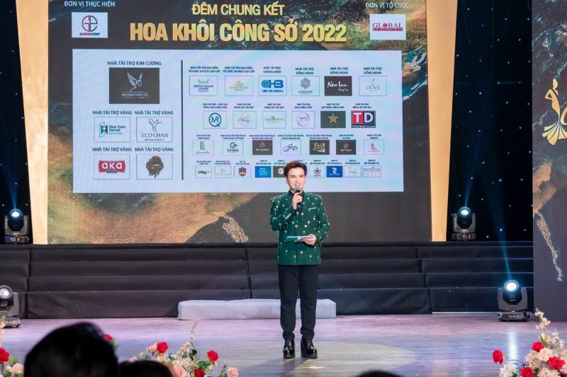 Gặp gỡ ch&agrave;ng MC t&agrave;i năng của Chung kết Hoa kh&ocirc;i c&ocirc;ng sở 2022