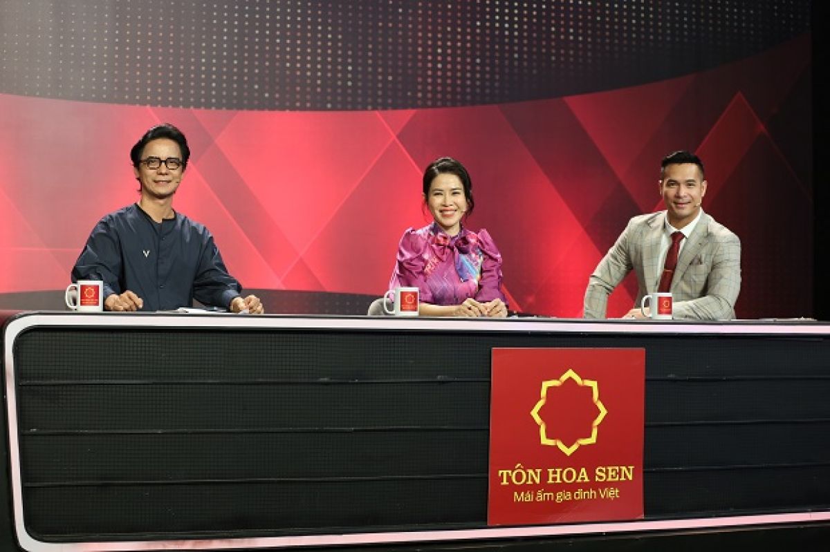 Trương Thế Vinh trổ tài vẽ tranh chân dung tặng thầy giáo 14 năm dạy chữ miễn phí cho trẻ em nghèo