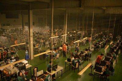 Trại Bu&ocirc;n Người h&eacute; lộ hậu trường sản xuất quy m&ocirc; lớn