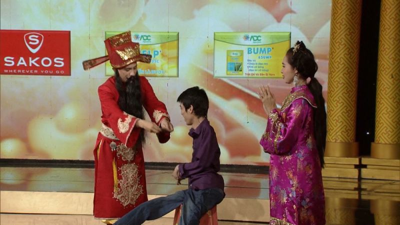 Thần t&agrave;i Đ&igrave;nh To&agrave;n trao cho người đ&agrave;n &ocirc;ng khuyết tật tại Vĩnh Long một cơ hội tho&aacute;t ngh&egrave;o