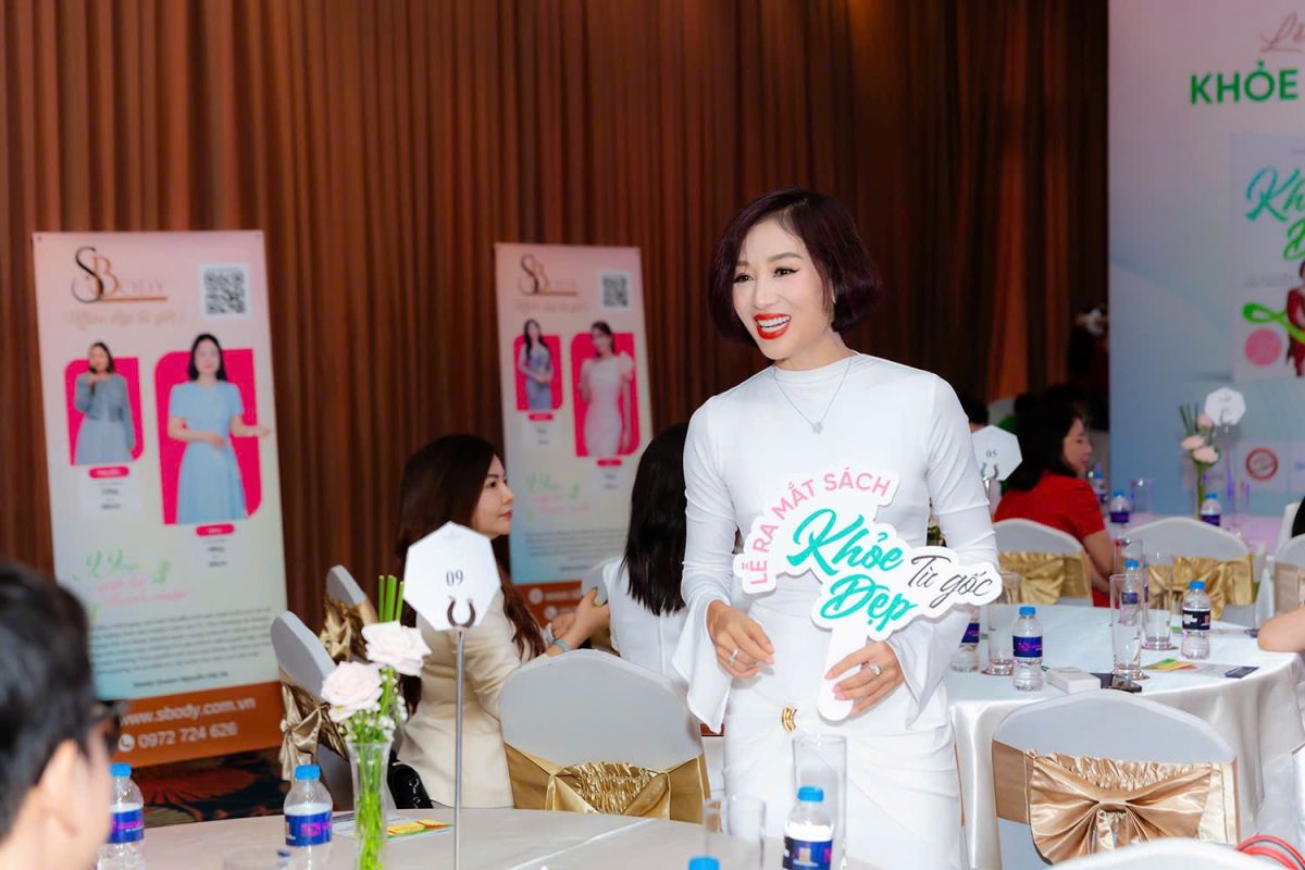 Ca sĩ Trang Nhung, Lý Hương, Băng Châu cùng nhiều mỹ nhân hội ngộ trong ngày ra mắt sách của Hoa khôi, TS. Nguyễn Thu Hương