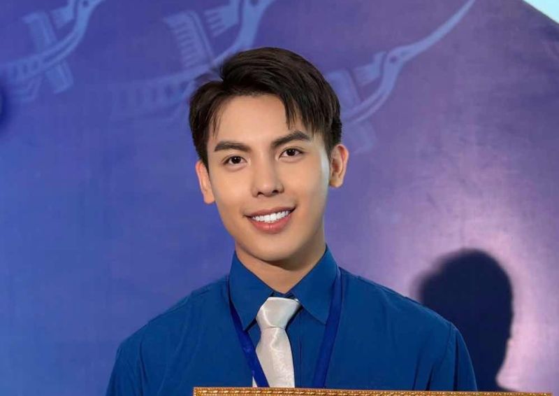 Phạm Duy Kh&aacute;nh nhận bằng khen của Hội Li&ecirc;n hiệp Thanh ni&ecirc;n Việt Nam trước thềm chung kết Hoa hậu - Nam vương Du lịch Việt Nam 2026