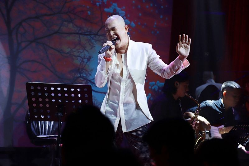 Nathan Lee “thăng hoa” với các ca khúc nhạc Việt - Pháp - Anh - Trung, giọng hát khiến khán giả trầm trồ