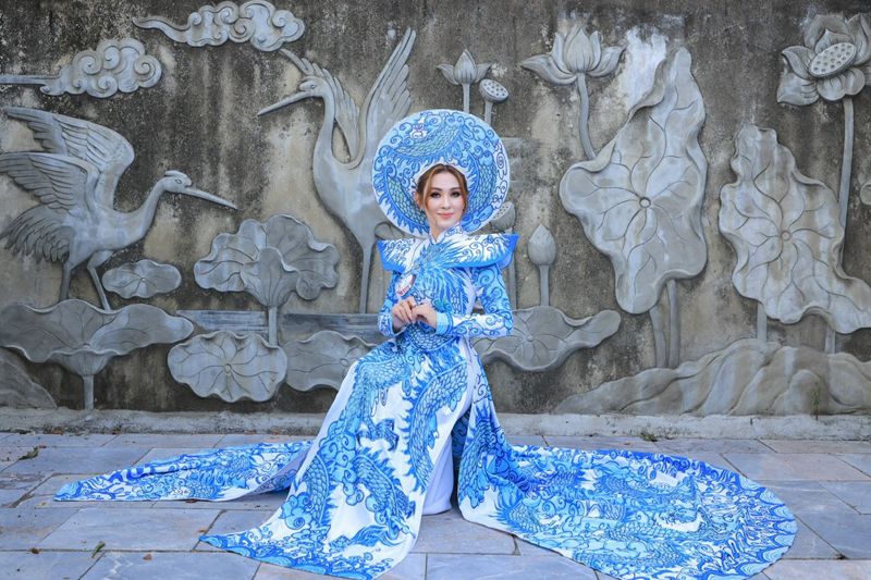 Á hậu Thanh Nhã choáng ngợp trước sự trầm mặc, uy nghiêm của Chùa Linh Ứng - Đà Nẵng