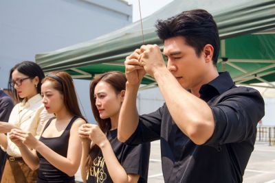 QUỐC ANH V&Agrave; STEVEN NGUYỄN LẦN ĐẦU Đ&Oacute;NG CẢNH N&Oacute;NG C&Ugrave;NG D&Agrave;N MỸ NH&Acirc;N TUYỆT SẮC TRONG &ldquo;CHỊ CHỊ EM EM 3&rdquo;&nbsp;