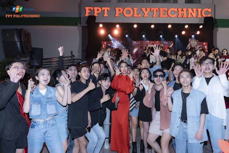 Si&ecirc;u mẫu H&agrave; Anh được sinh vi&ecirc;n ch&agrave;o đ&oacute;n bằng &ldquo;10 th&ugrave;ng bia&rdquo;