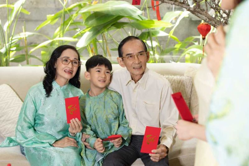 Gia đ&igrave;nh 3 thế hệ của Lương Thế Th&agrave;nh, Th&uacute;y Diễm diện &aacute;o d&agrave;i Tết