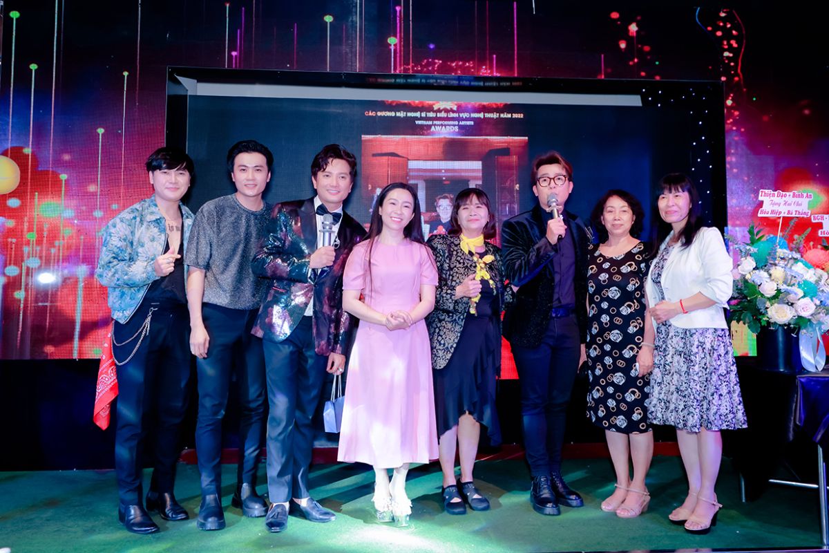 Nghệ sĩ H&ograve;a Hiệp v&agrave;  B&aacute; Thắng sang năm 2023 tăng tốc cho thỏa đam m&ecirc; s&aacute;ng tạo