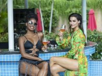 2 Miss Earth khoe vẻ gợi cảm với &aacute;o tắm hoạ tiết nhiệt đới